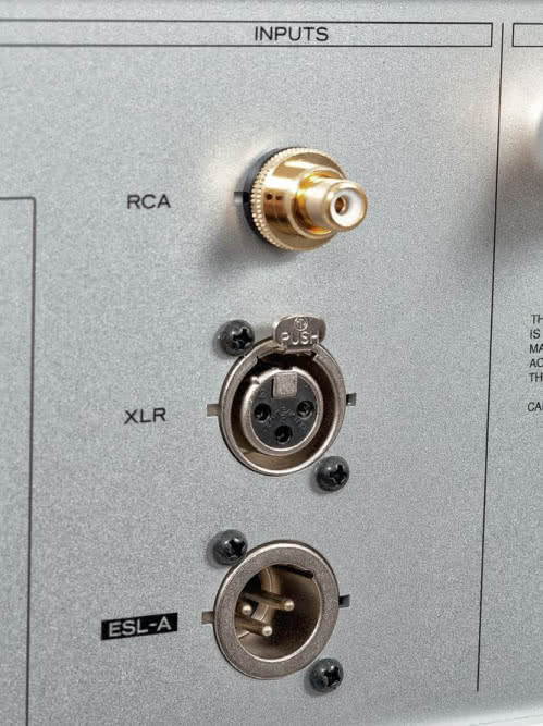 W zestawie wejść końcówki jest XLR/ESL-A, klasyczny XLR, a nawet niesymetryczne RCA.