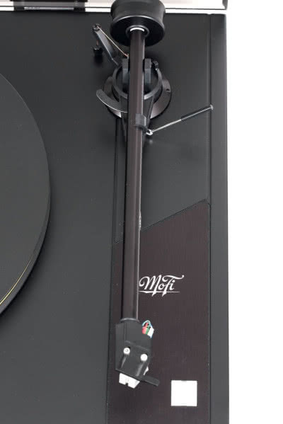 Specjalną atrakcją StudioDecka jest ponadprzeciętnie długie (w tej klasie gramofonów) 10-calowe ramię.