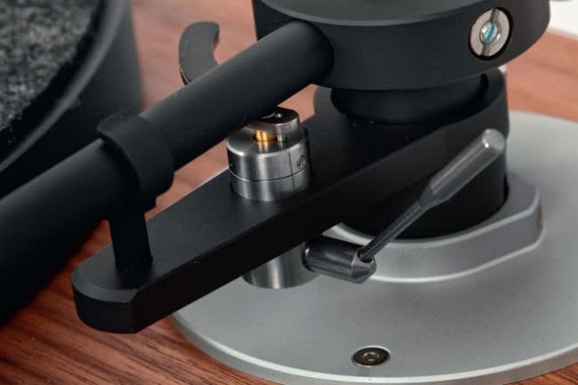   "Nowy" Fryderyk jest gramofonem w pełni manualnym, opuszczanie (i?podnoszenie) ramienia odbywa się za pomocą dźwigienki i windy.